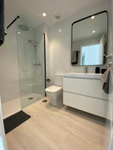 a bathroom with a shower and a toilet and a sink at Rinconcito en el Paraíso Costa Ballena in Costa Ballena