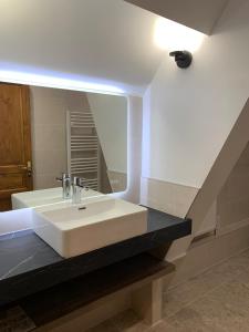 a bathroom with a sink and a large mirror at Grande maison avec piscine sous les falaises de La Roque Gageac in Vézac