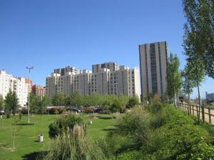 un parque en una ciudad con edificios altos en Residencial Torres Roma, en Tarragona