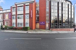 a building on the corner of a city street at Leeds City Centre - Sleeps 5 - Free Parking in Leeds