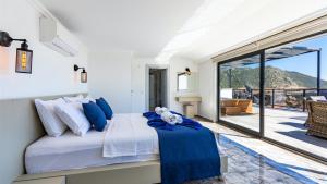 Postel nebo postele na pokoji v ubytování Kalkan 5 Bedroom Villa 2833 + 37 fotografií