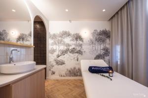 a bathroom with a bath tub and a sink at Le Champlain in La Rochelle