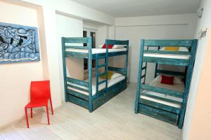 Poschodová posteľ alebo postele v izbe v ubytovaní White Rabbit Hostel