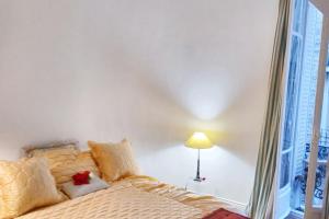 Posteľ alebo postele v izbe v ubytovaní Appartement cosy à Paris (Trocadéro) - 60 m² - ParkingEL