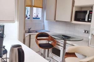 Kuchyňa alebo kuchynka v ubytovaní Appartement cosy à Paris (Trocadéro) - 60 m² - ParkingEL