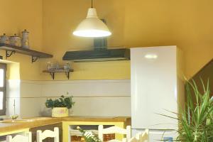 eine Küche mit einem Tisch, Stühlen und einer Lampe in der Unterkunft Welcoming House in Alcaracejos with Shared Pool in Alcaracejos