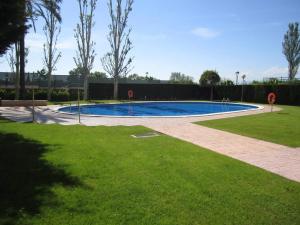בריכת השחייה שנמצאת ב-Residencial Torres Roma או באזור