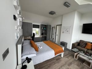 TV i/ili multimedijalni sistem u objektu Elm Grove