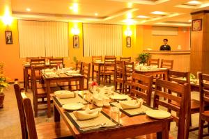 喜马拉雅乌萨博酒店餐厅或其他用餐的地方