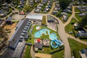 Bazén v ubytování Camping - Parc aquatique - ccafh0f nebo v jeho okolí