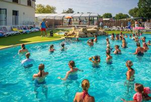 Bazén v ubytování Camping - Parc aquatique - ccafh0f nebo v jeho okolí + 37 fotografií