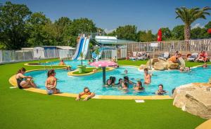 Bazén v ubytování Camping - Parc aquatique - ccafh0f nebo v jeho okolí