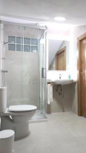 łazienka z prysznicem, toaletą i umywalką w obiekcie Casa Cuartel El Delfín w Maladze +35 zdjęć
