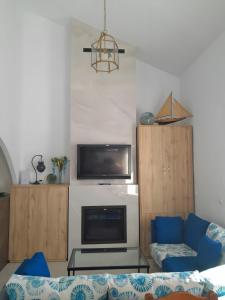 salon z kanapą i telewizorem w obiekcie Casa Cuartel El Delfín w Maladze