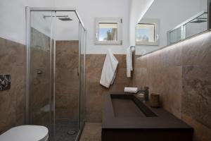 un bagno con doccia e lavandino di Art and Nature Guest House a Olbia Altre 23 foto