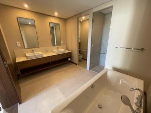Koupelna v ubytování Superbe appartement haut de gamme avec piscine Roof top vue mer + 15 fotografií