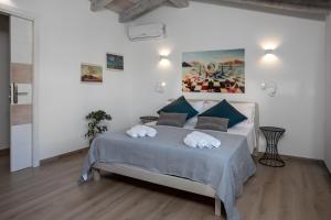 una camera da letto con un letto con asciugamani sopra di Art and Nature Guest House a Olbia
