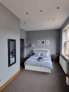 ライドにあるApartment 4 The Old Drill Hallの寝室のベッドに寝た者