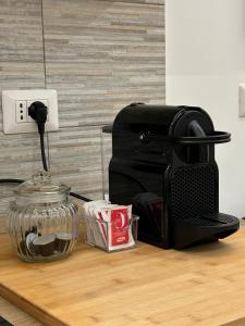 een koffiezetapparaat naast een mixer bij Domus Clelia in Rome