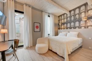 Postel nebo postele na pokoji v ubytování Hôtel Bellegarde by Viktor