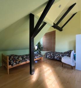 Habitación en el ático con 2 camas y sofá en Dom z ogrodem blisko centrum, en Poznan