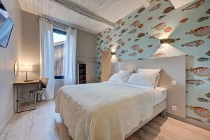 Postel nebo postele na pokoji v ubytování Hôtel Bellegarde by Viktor
