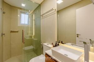 Koupelna v ubytování Apartamento c/ 2 Suítes e Churrasqueira MDE0406 + 15 fotografií