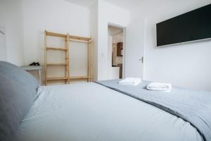 a bedroom with a bed with two towels on it at Residencial Mizinho in Florianópolis