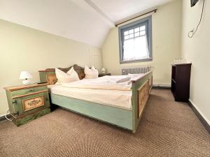 ein Schlafzimmer mit einem großen Bett und einem Fenster in der Unterkunft Krone Post in Gersfeld + 83 Fotos