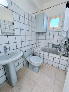 Ένα μπάνιο στο Greco 356 Apartment +26 φωτογραφίες