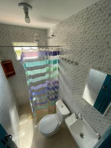 un bagno con un water e un lavandino di Casa Aconchego do Mar a Japaratinga
