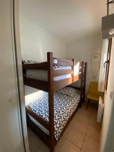 ein Schlafzimmer mit zwei Etagenbetten in einem Zimmer in der Unterkunft Escapade Uzétienne Cœur de ville et Parking in Uzès + 26 Fotos