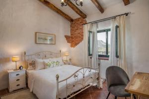 una camera da letto con un letto, una scrivania e una finestra di Countryside Retreat Villa with Pool,Jaccuzi a Klis Altre 19 foto