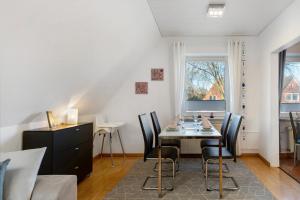 una sala da pranzo con tavolo e sedie di Ferienwohnung Vita Burg auf Fehmarn a Burg auf Fehmarn