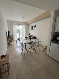 een keuken en eetkamer met een tafel en stoelen bij Departamento Venthos in Puerto Madryn