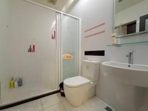 Un baño con ducha, inodoro y lavabo. en 7-1 House Homsetay 附車位, en Hualien City 33 fotos más