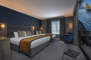 Letto o letti in una camera di Clybaun Hotel