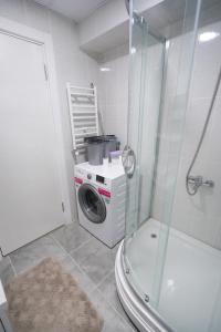 ein Badezimmer mit Waschmaschine und Dusche in der Unterkunft Classic Suite TS33 in Esenyurt
