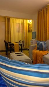 ein Wohnzimmer mit Sofa und Tisch in der Unterkunft Eldorado cabin in Nyeri + 3 Fotos