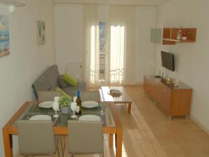 un salon avec une table et un canapé dans l'établissement Apto Liss 50 metros de la playa, à Lloret de Mar