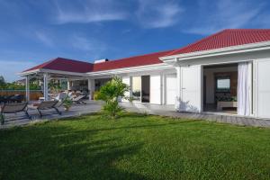 Casa blanca con techo rojo y patio en Villa Paloma, en Grand-Bourg 43 fotos más