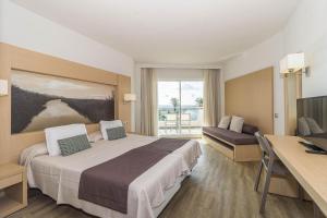 pokój hotelowy z łóżkiem i biurkiem w obiekcie Eix Lagotel Holiday Resort w Playa de Muro