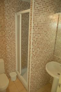 une salle de bains avec douche, toilettes et lavabo dans l'établissement Apto Liss 50 metros de la playa, à Lloret de Mar 16 autres photos