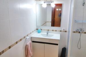 Ένα μπάνιο στο Modern apartment in Calella - 50 sqm - Comfortable balcony +9 φωτογραφίες