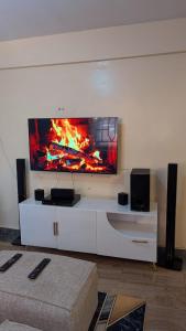 ein Wohnzimmer mit einem Kamin an der Wand in der Unterkunft Eldorado cabin in Nyeri