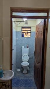 ein Badezimmer mit Toilette und Waschbecken in der Unterkunft Eldorado cabin in Nyeri