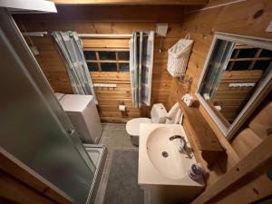 a small bathroom with a sink and a toilet at Nordlands hytta in Meby