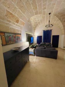 un soggiorno con un divano e un tavolo di Villa in Campagna Polignano EKATOS 2 a Polignano a Mare