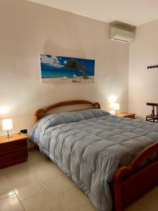 una camera da letto con un letto grande e due lampade di Villa in Campagna Polignano EKATOS 2 a Polignano a Mare