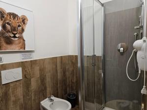 Salle de bains dans l'établissement Affittacamere House LeoMar di Sara